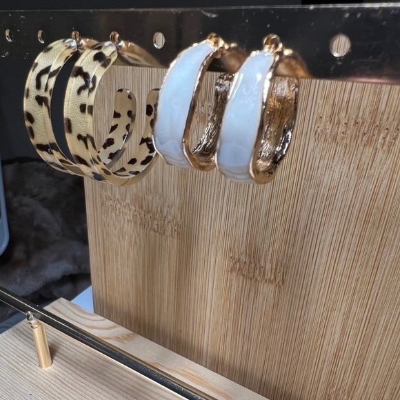 SALE💚 any 3 for $18 💚
 Earrings Resin Leopard White Acrylic Gold NWT - Picture 2 of 6